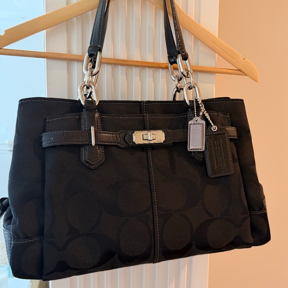 Coach Chelsea Signature Jayden Carryall in black